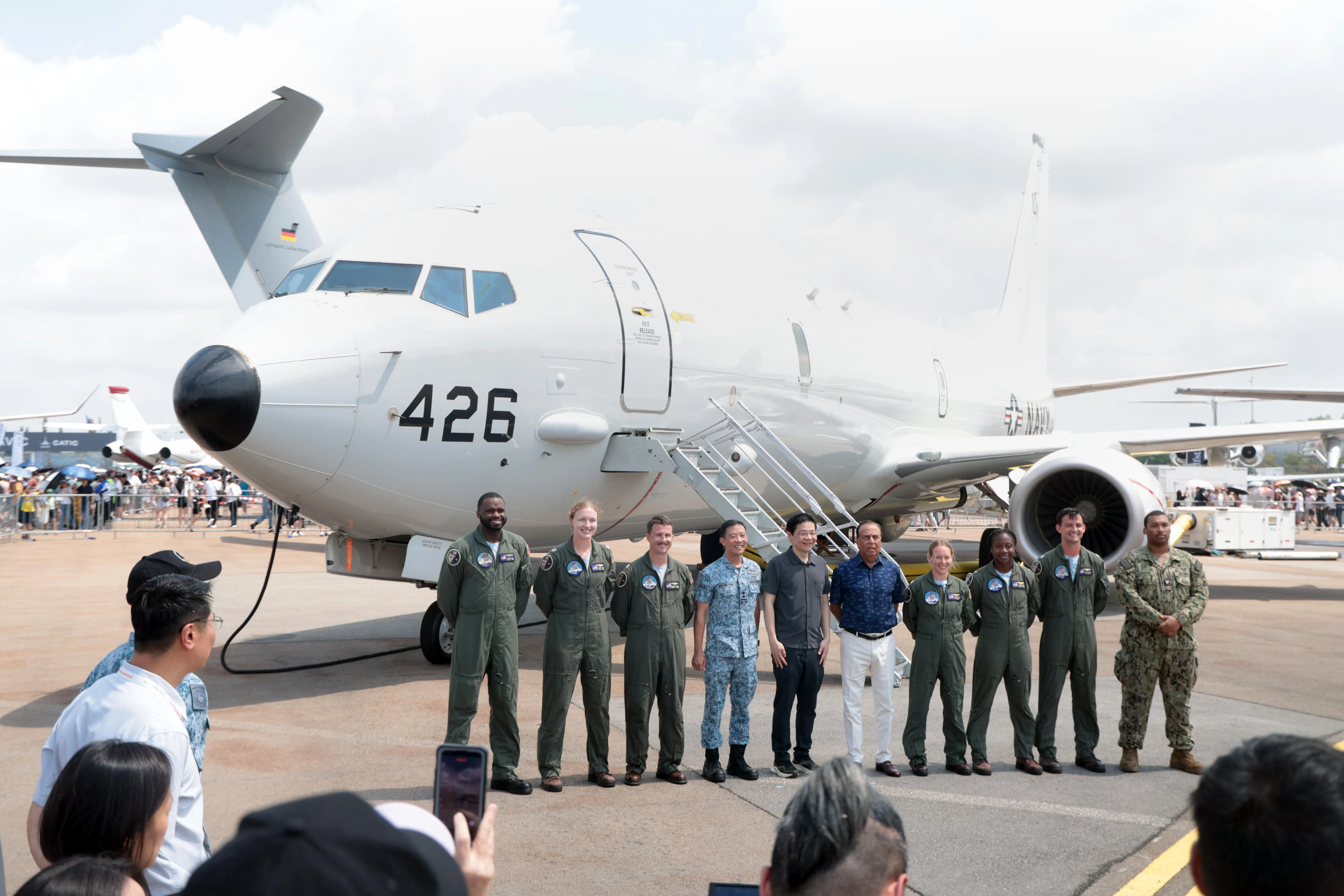 黄循财总理（左五）在新加坡空军总长范瑞祥少将（左四）的陪同下，与美国海军P-8A Poseidon海上巡逻机机组人员会面。美国驻新加坡大使辛哈（右五）也在场，并与黄总理进行简短交流。（邝启聪摄）