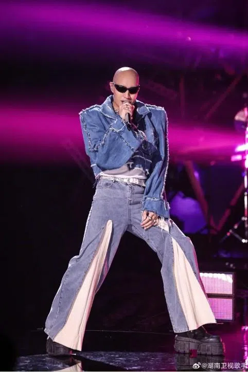 黄宣在音乐节目《歌手2024》中，以丰富有趣的编曲与独树一帜的音乐风格俘获人心。（取自《歌手》微博）