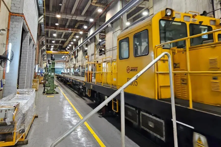 陆交局指出，安装钢板是复杂的作业，须使用专用机械和重型工程轨道车 ，并且只能使用定制设备来吊装和定位大型钢构件。（陆交局提供）