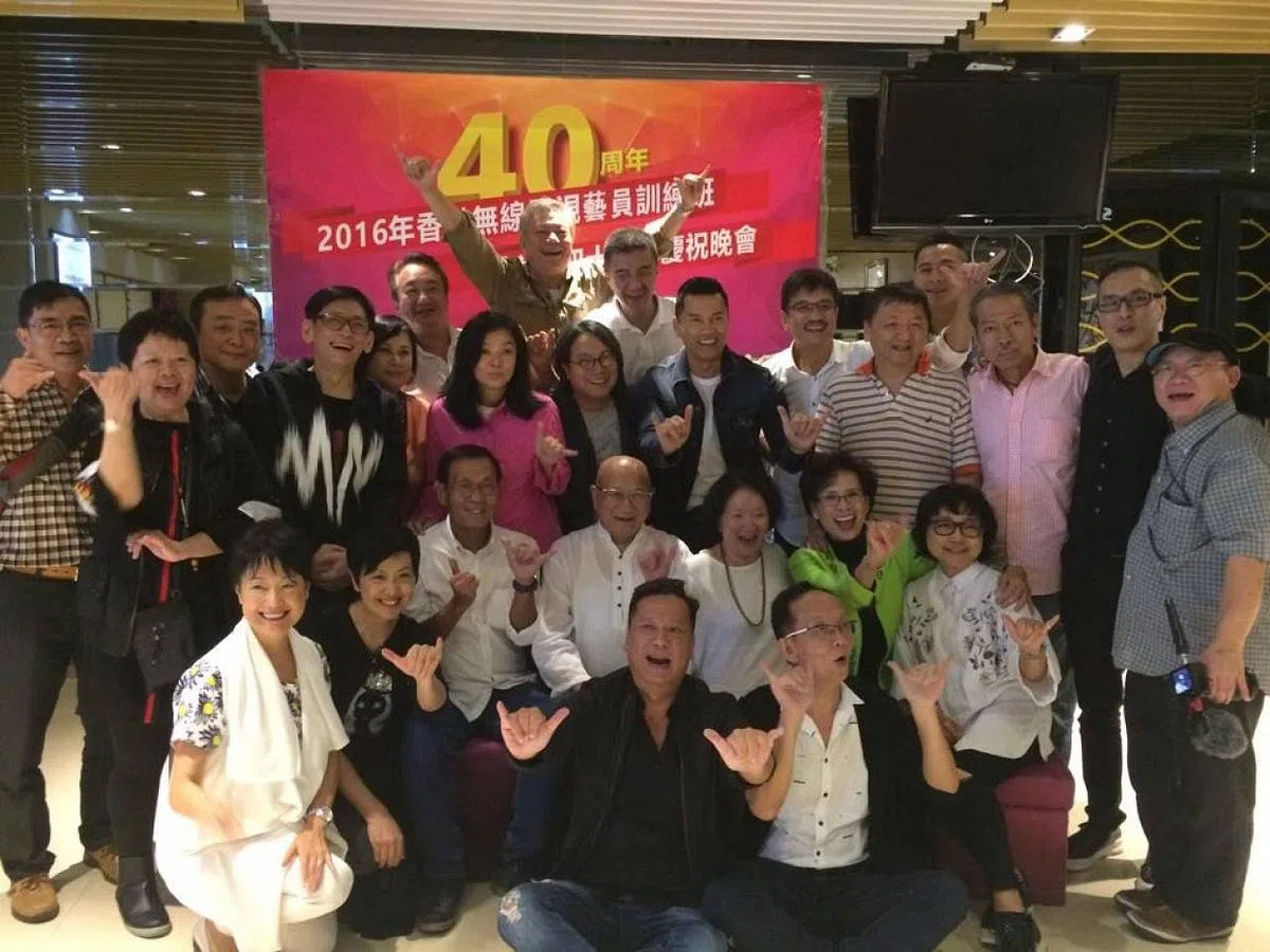 第6期训练班同学重聚，吕良伟（后排右七）光芒最亮。（互联网）