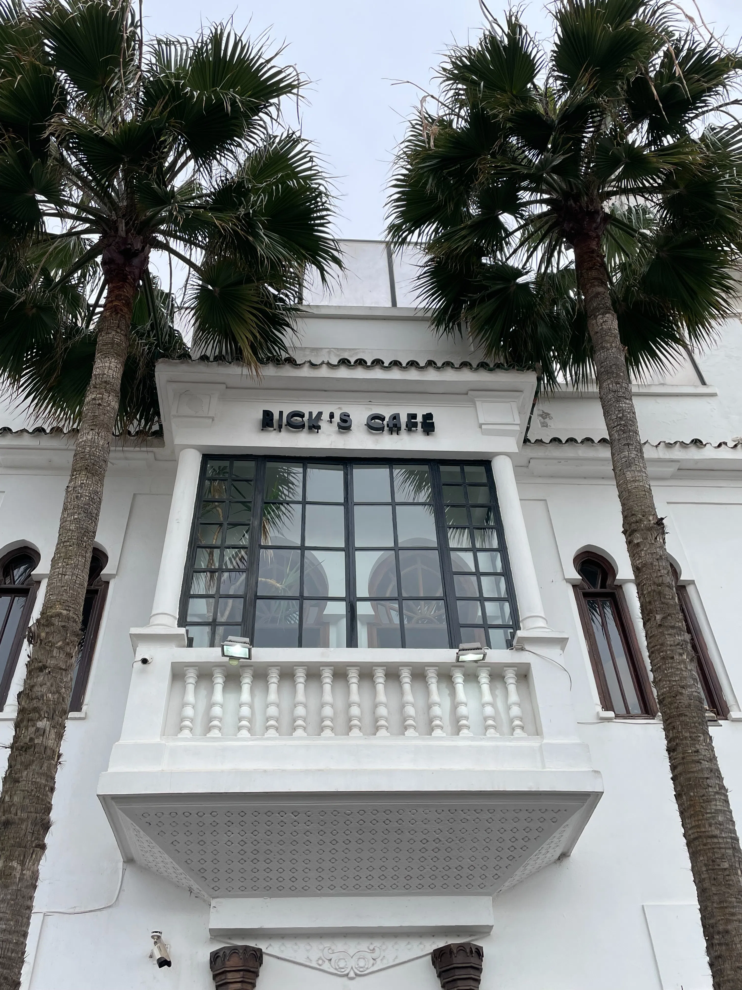 “白城”卡萨布兰卡著名的Rick’s Cafe，建筑物全是白色。（王华儿摄）