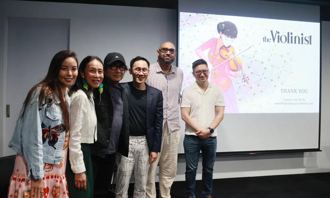 《沧海琴声》主创团队包括编导韩蕴光（右一起）、监制Justin Deimen、制片人黎育维、声优芳榕（左一）和陈琼华（左二）。（新明日报）