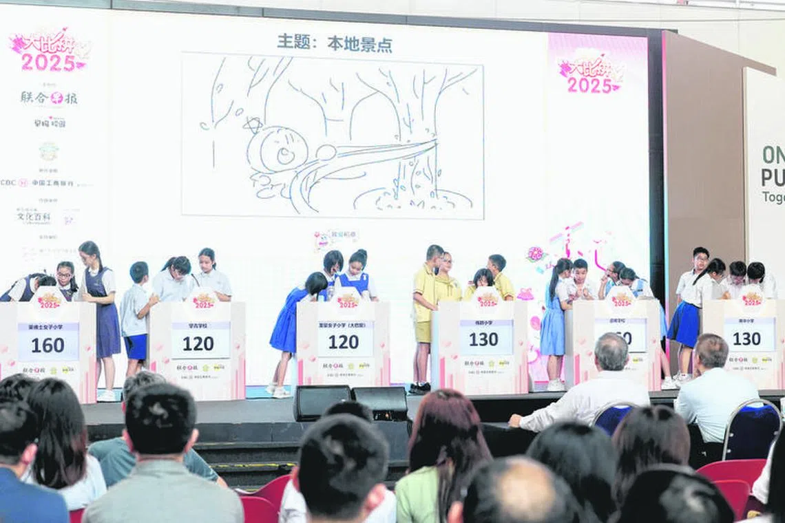 比赛现场气氛紧张，小选手们在“我画你猜”环节中全神贯注，力求在大比拼中拿下好成绩。