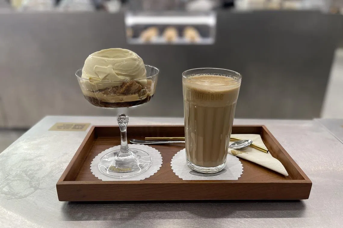 Younique Cafe的招牌拿铁（右）和加了千层酥的意式甜点提拉米苏（左）。（黄靖晶摄）