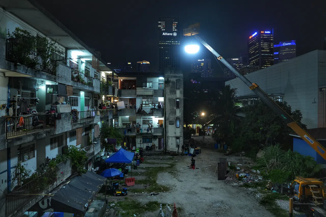 团队勘景花了不少时间和功夫，找到合适的建筑物之后，还得花大量人力和物力布置室内场景。（天下一电影制作、天下一马来西亚提供）