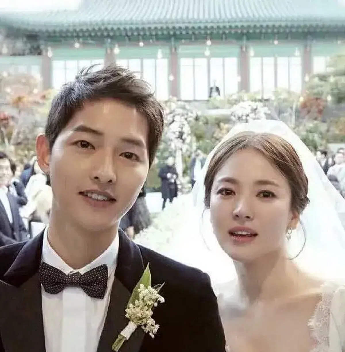 宋仲基（左）和宋慧乔婚礼，当年极度保密。（互联网）