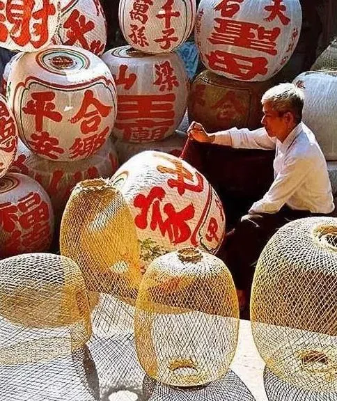 灯笼师傅还要写得一手好字。（互联网）