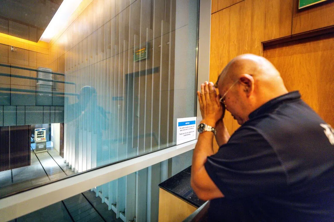 俞肇斌目送棺木推进火化炉，人世一切终归寂灭。（叶振忠摄）