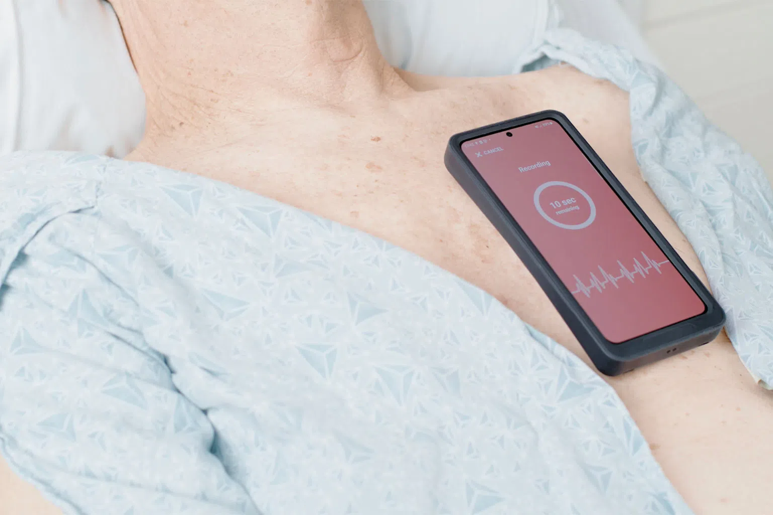 这个非侵入式的心脏监测装置能让患者在几分钟就可以及早发现问题。（Acorai提供）