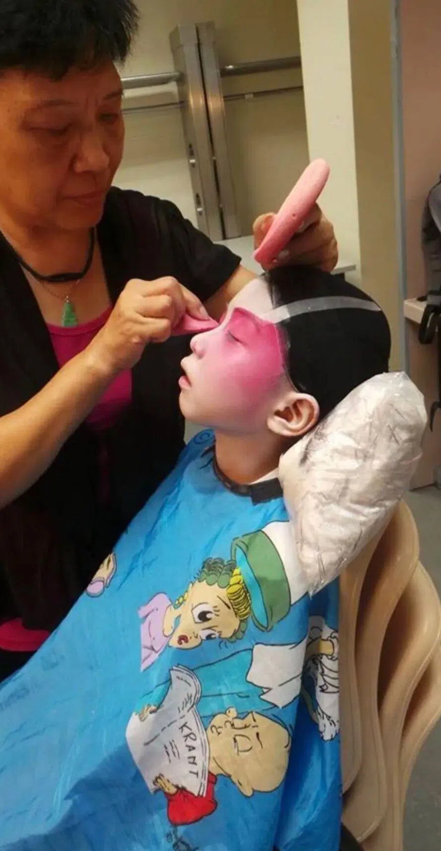 7岁的杨诺琛第一次装扮登场，却被镜子里“完全不认识的人”吓哭。（受访者提供）