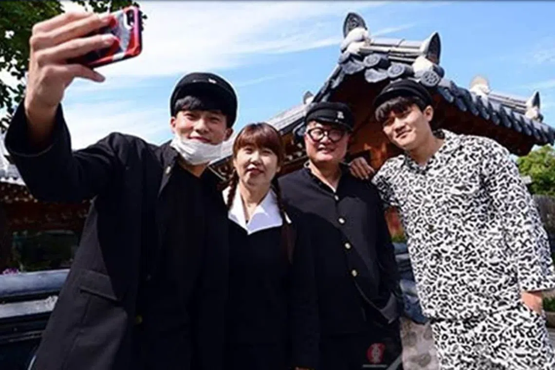 金玟哉与哥哥（左起）、妈妈和爸爸合照。（互联网）