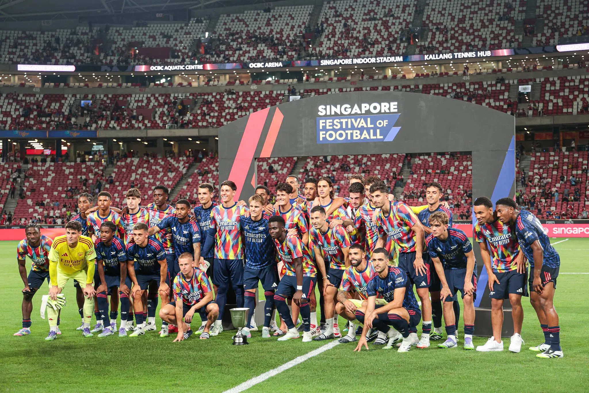 阿申纳球员在战胜体育米兰后，与赢得的奖杯合影。（李冠卫摄）