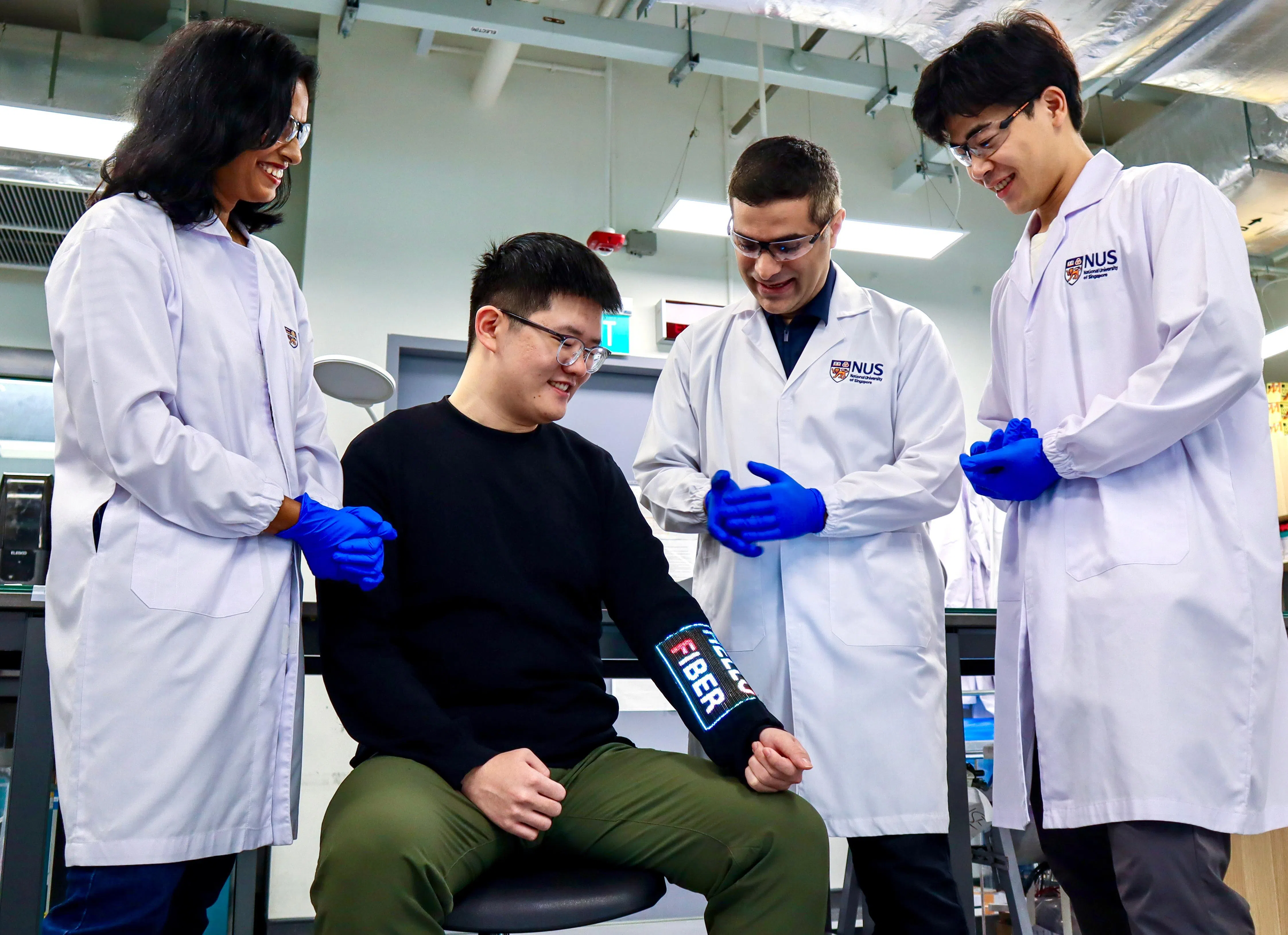 研发纺织触摸屏的团队成员包括国大设计与工程学院材料科学与工程系助理教授胡迪耶夫（右二）、副研究员查图维迪（左一）、博士生付恒（右一）和博士候选人李子昂（左二）。（新加坡国立大学提供）