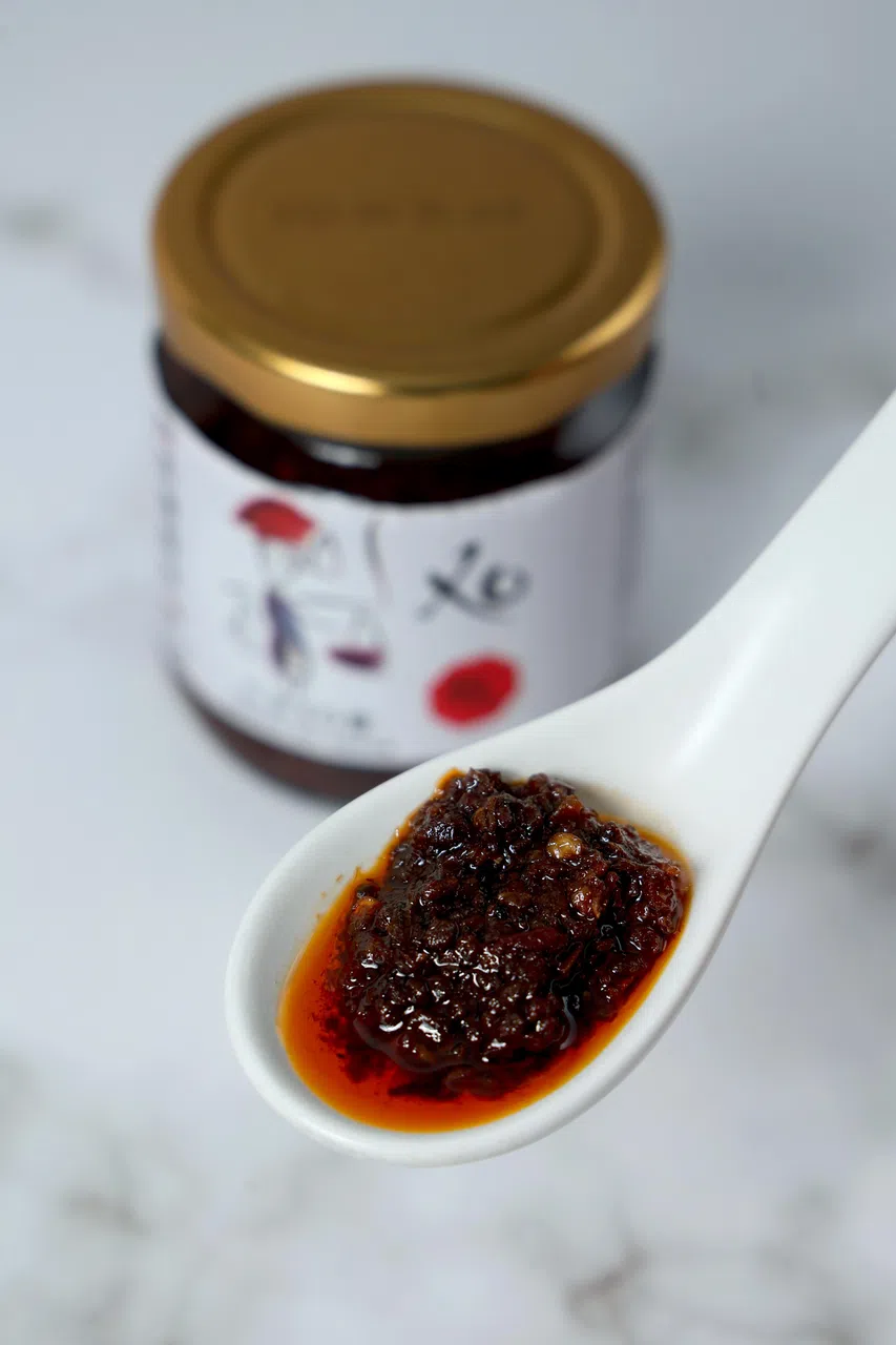 三盅两件的三水XO酱货真价实，只需一小匙就能增添香辣风味。（龙国雄摄）