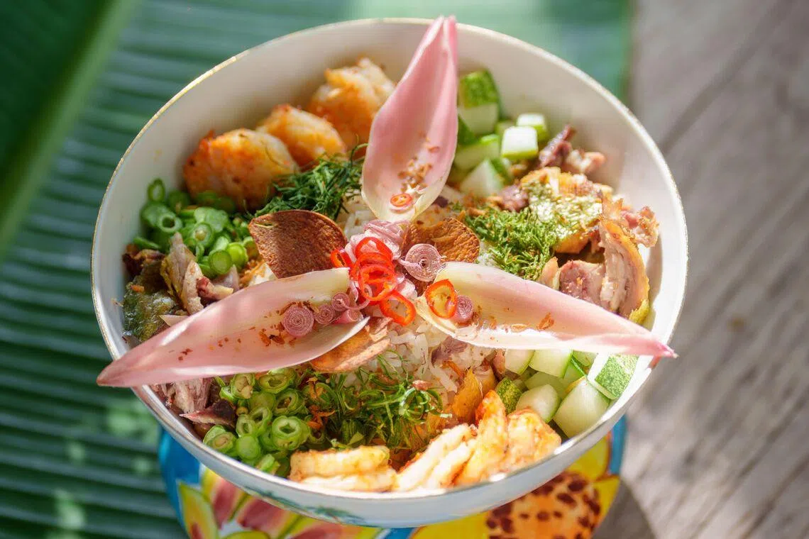 香草拌饭加入新鲜香草、叶子、香炒椰丝、姜花碎、炸鱼肉块和炸虾等。（餐馆提供）