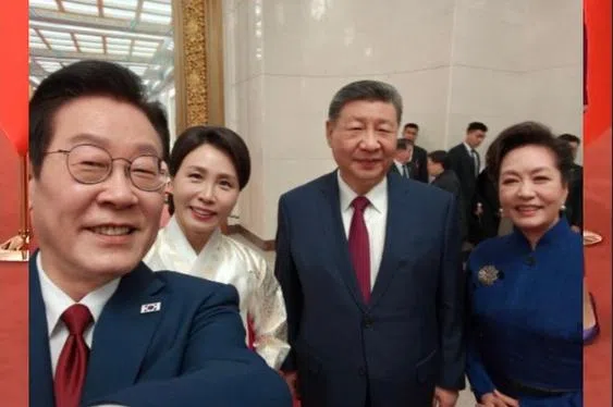 韩国总统李在明访华  用习近平送的小米手机自拍