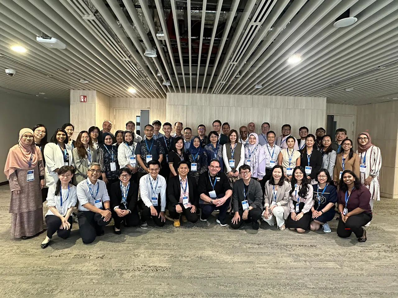 RESPIRO研究项目去年扩大到涵盖越南、马来西亚、印尼、泰国和柬埔寨。图为参与流行病防备和应对研究项目之一RESPIRO研究的区域人员今年5月前来新加坡出席会议，同本地研究员合影。（流行病防备和应对研究项目提供）