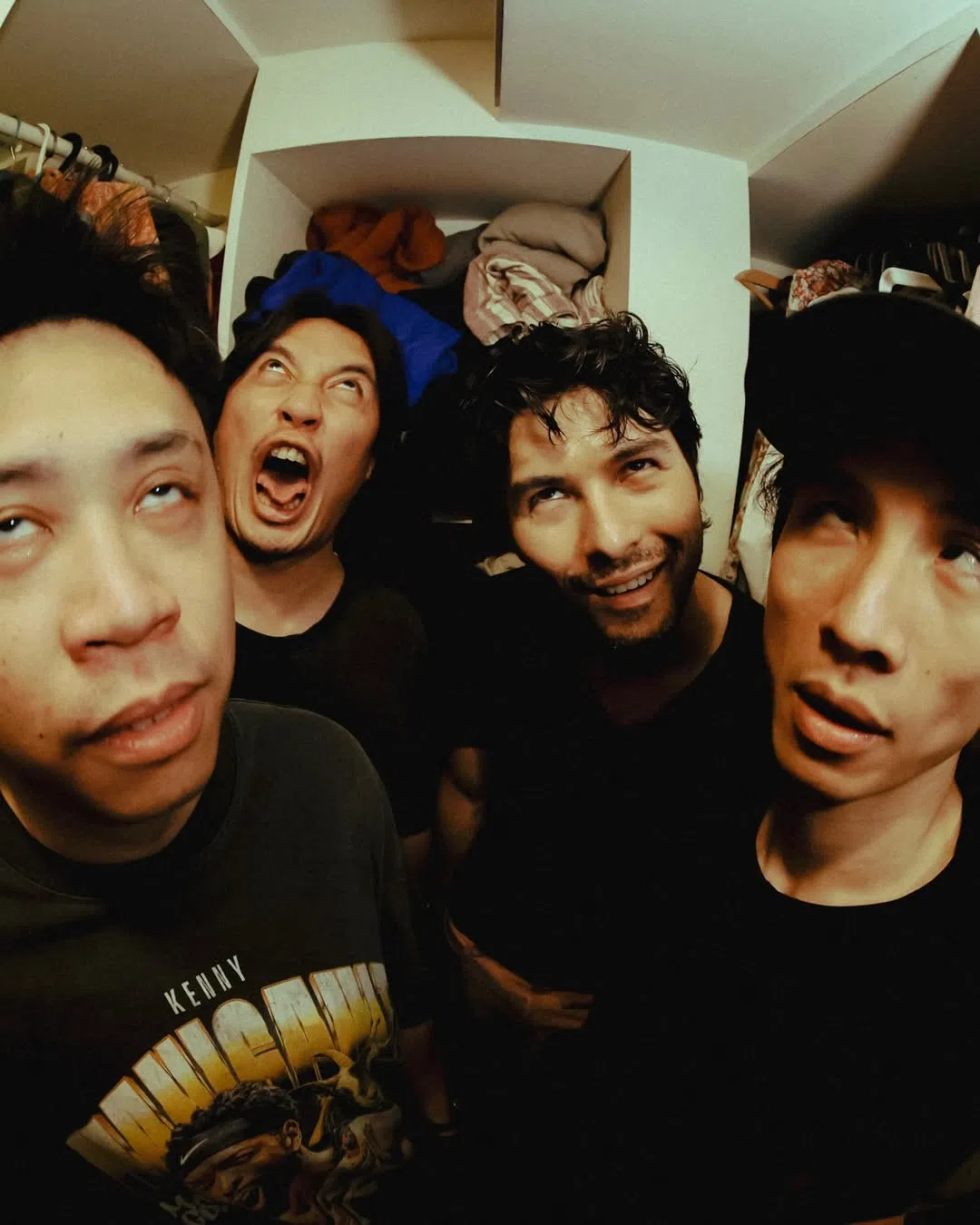 凤小岳（右二）在乐团“压克力柿子”中担任主唱，团员还有鼓手李轩（左起）、贝斯手鸡屁和吉他手阿达。（取自压克力柿子IG）