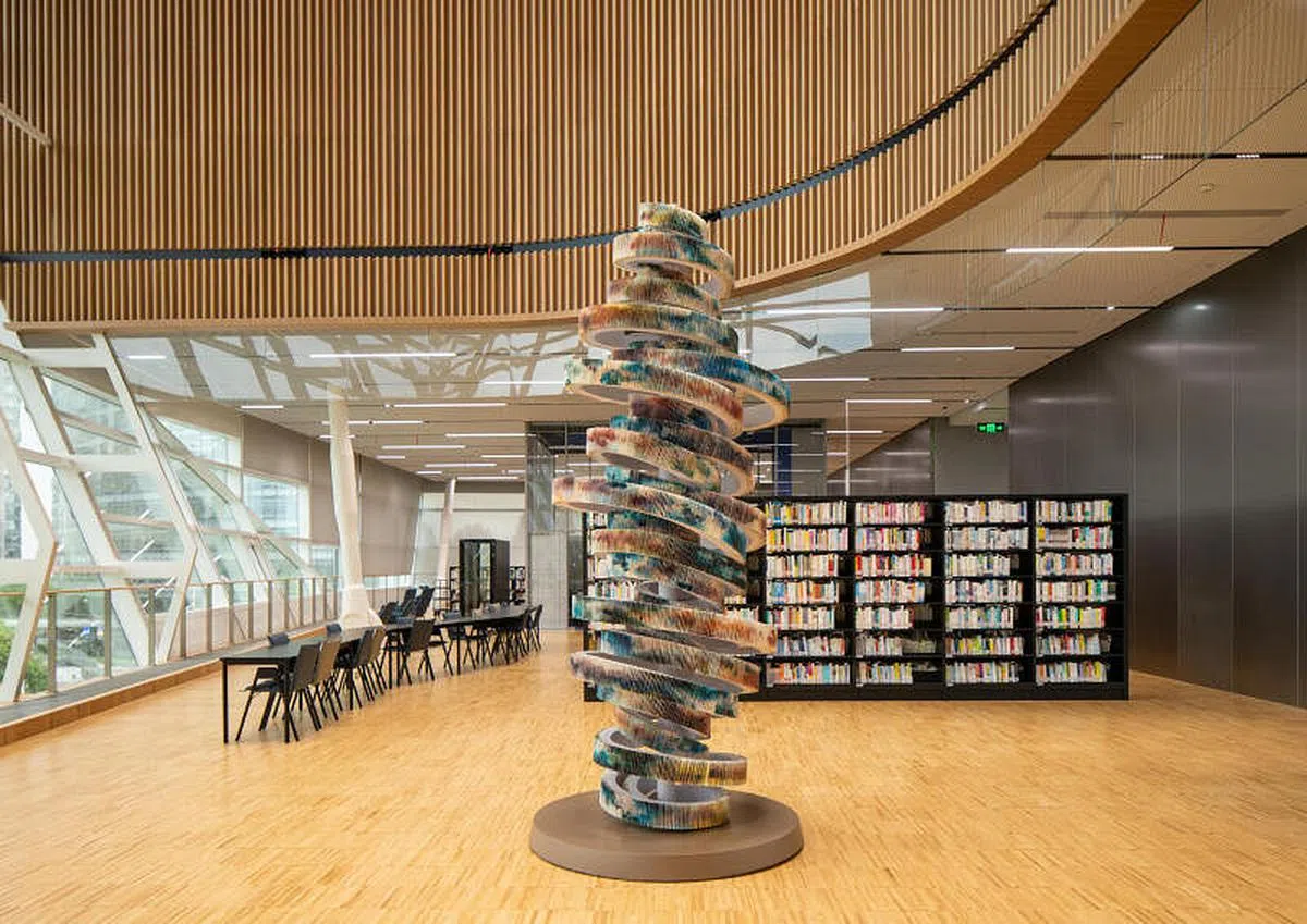 台北艺术家刘文瑄以7960张昔日读者使用的图书索引卡堆栈而成《知识之塔》。（UAP提供）