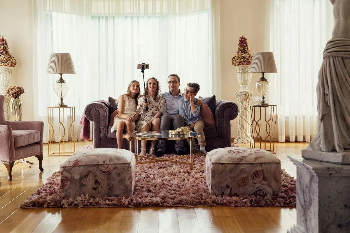 喜欢照全家福的一家四口，彼此的关系暗流汹涌。（嘉华提供）