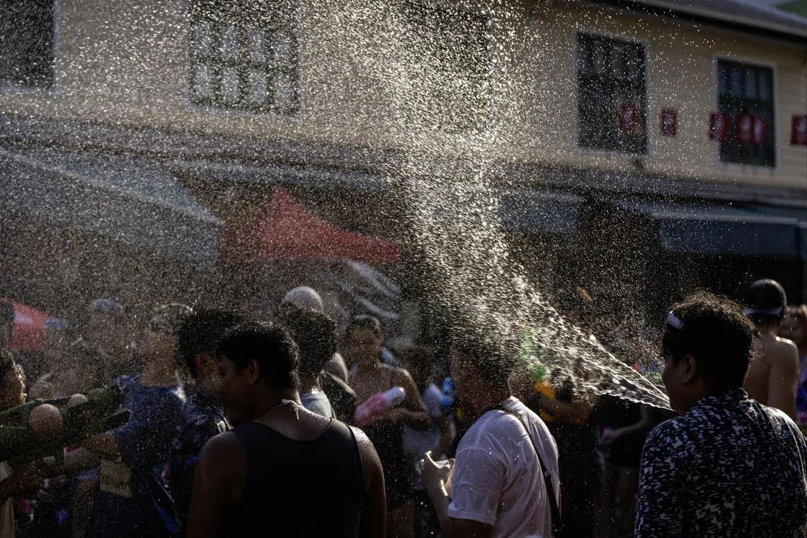 水枪一口喷出漫天小花。（蔡光发摄）