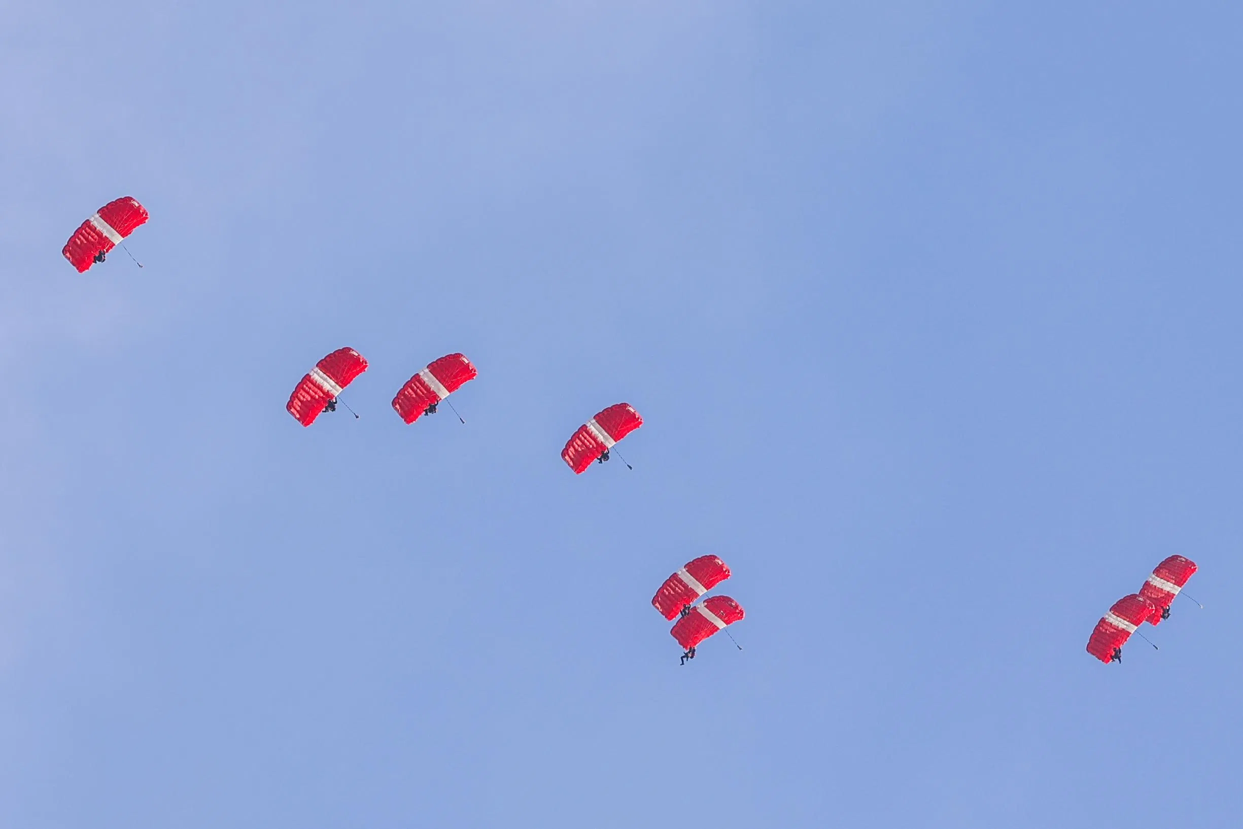 除了借助科技训练，今年参与演出的跳伞队员，在上场前须完成两次集训，每次两周，跳伞次数近100次，以训练操作技术和团队合作。（白艳琳摄）