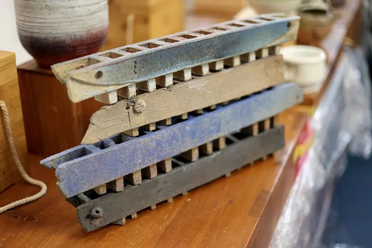 陶塑《别府到长崎》由板坯建造技术堆叠而成，灵感来自日本国内航线上的渡轮。（龙国雄摄）