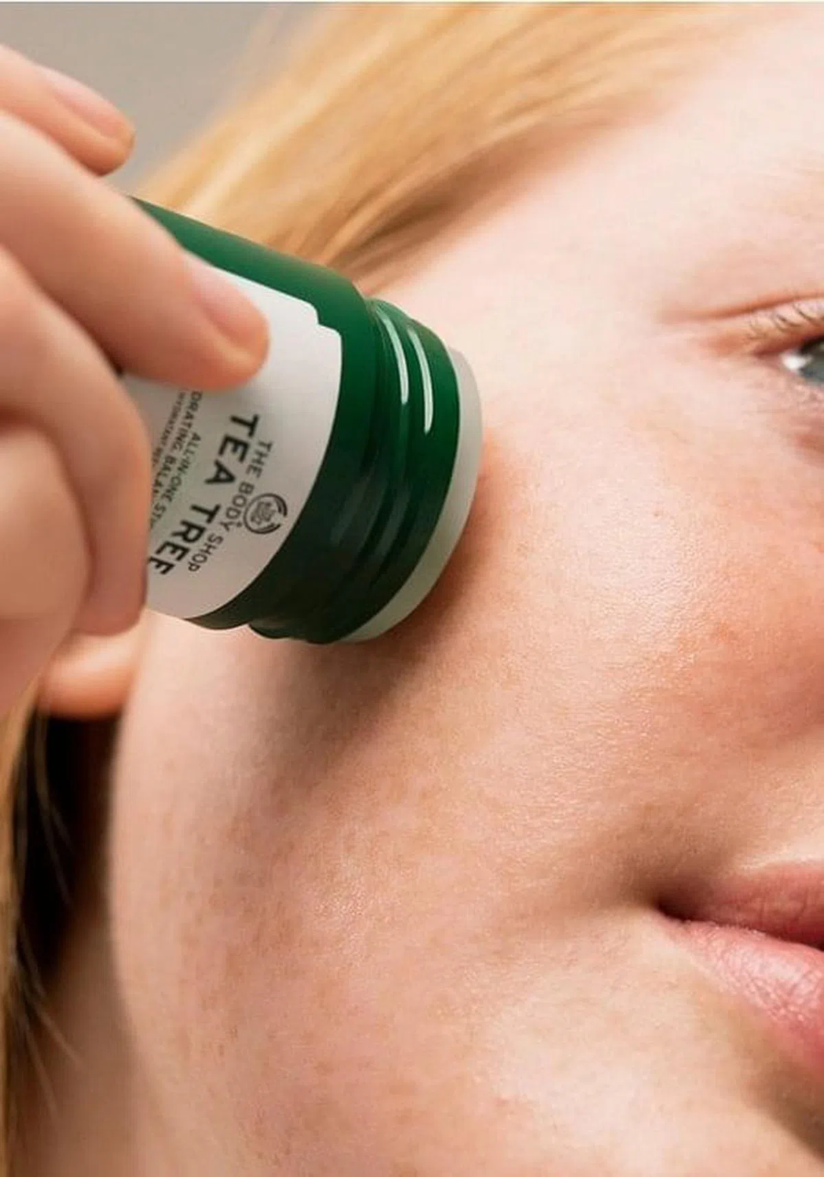 The Body Shop茶树系列的保湿棒，触感清凉。（品牌提供）