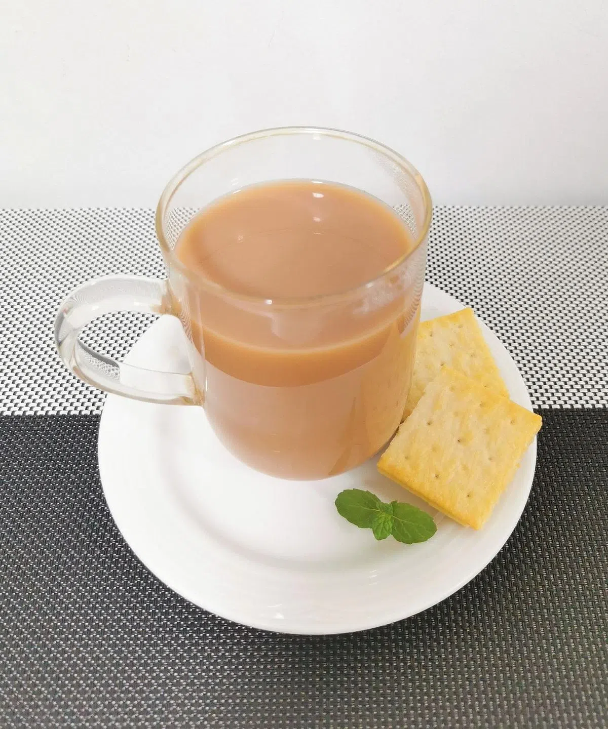 薄荷茶也可加入生姜片、桂皮、丁香和巧克力等，发挥更多变化。（陈爱薇摄）