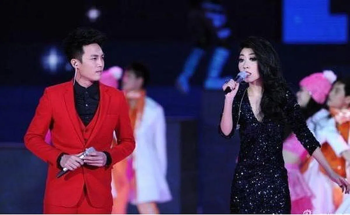 曲婉婷的高光时刻——在春晚搭档男演员杜淳合唱《我的歌声里》。（互联网）