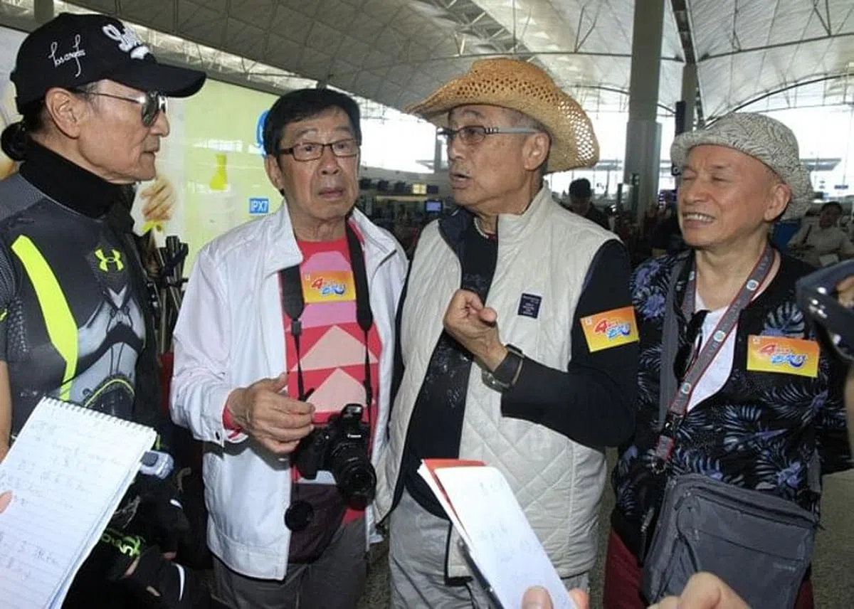 曾江（右二）当年与谢贤（左一）、胡枫（左二）及Joe Junior（右一）一起拍摄《四个小生去旅行》。（互联网）
