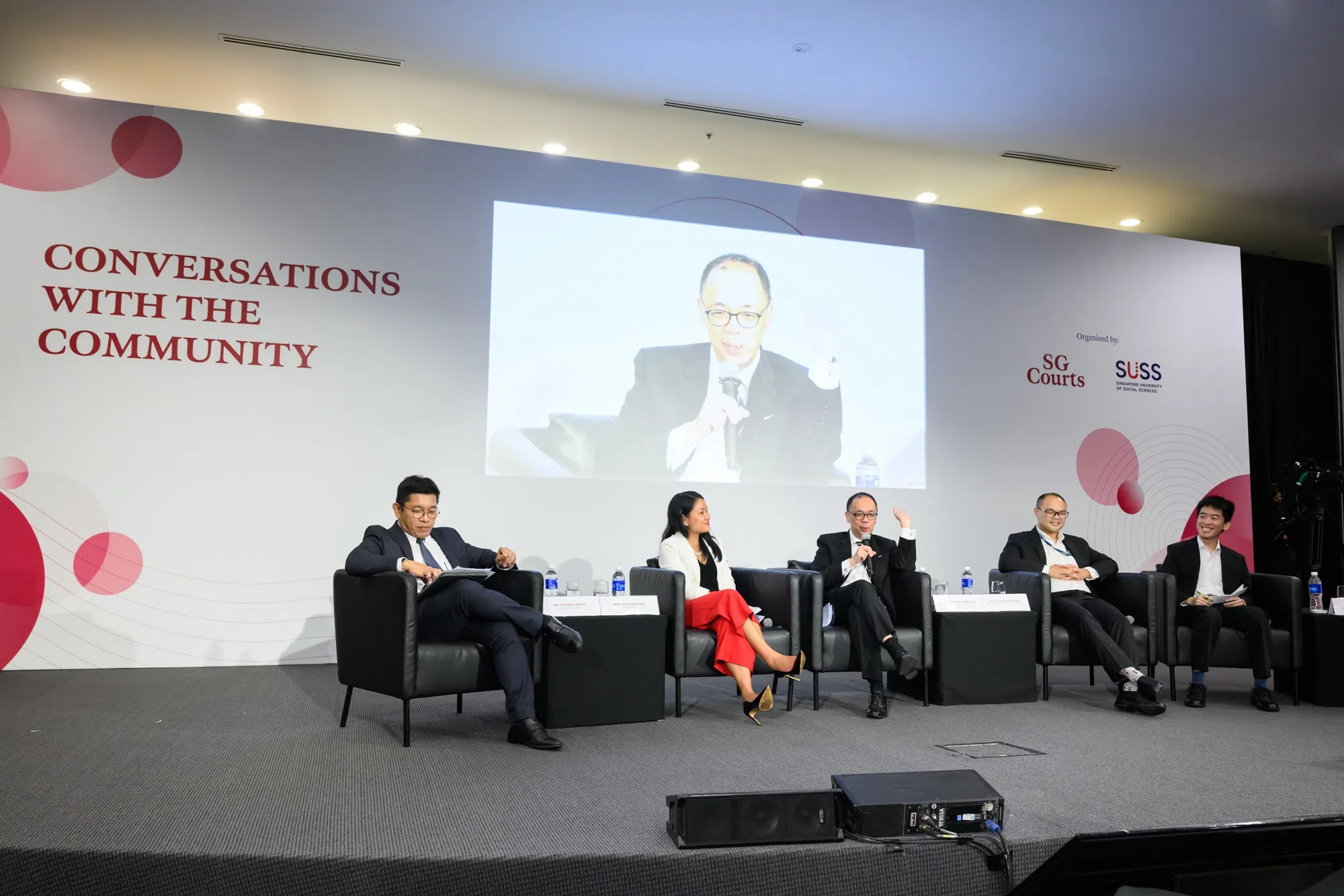 参与第五场“与社区对话”活动小组讨论的成员，探讨了利用科技加强司法公正的可能性和挑战。（图/新加坡法院提供）