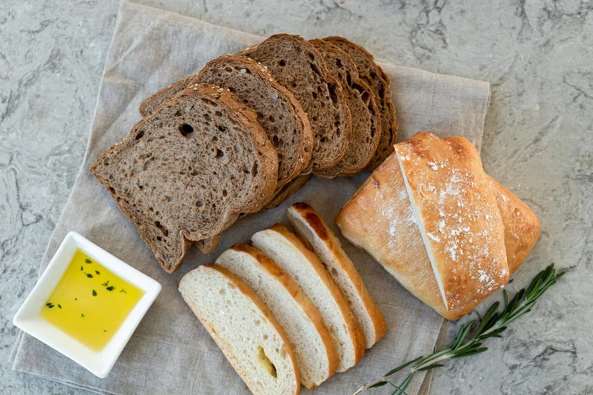 Swissbake庆祝世界面包日，推出Kraftkorn Toast（上）和芝士夏巴塔（下）。（品牌提供）