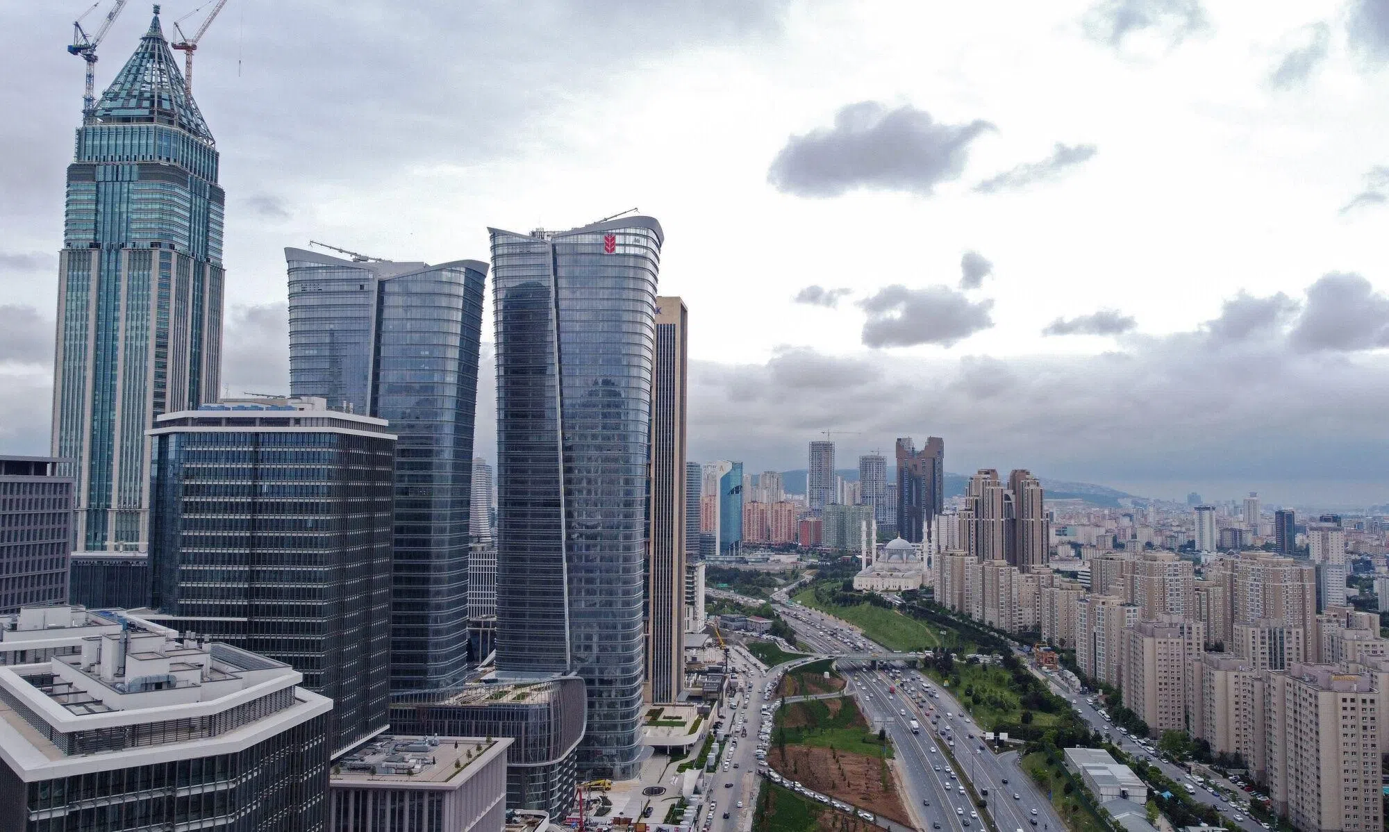 土耳其横跨欧亚，具有重要的战略位置。图为伊斯坦布尔金融中心的摩天办公楼，与住宅公寓楼相对。（彭博社）