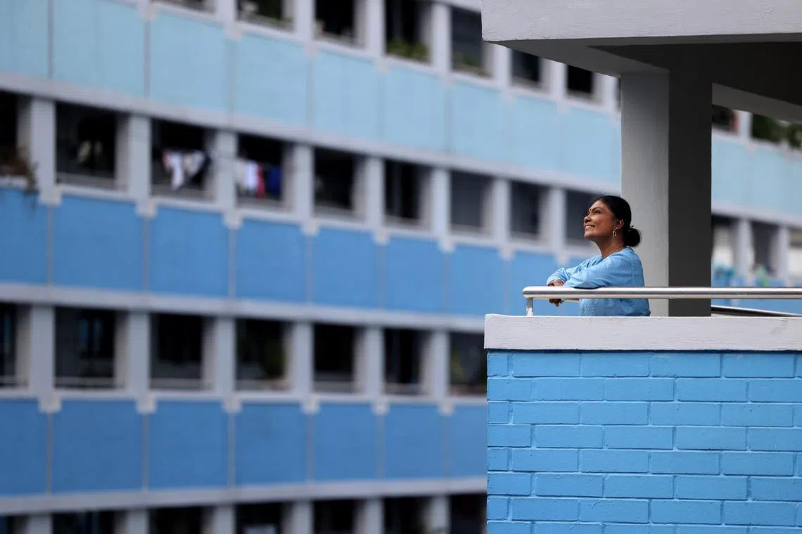 从索美塞路的一房一厅租屋到如今拥有属于自己的四房式组屋，莎拉瓦蒂对自己一路走来的成就深感骄傲和欣慰。（龙国雄摄）