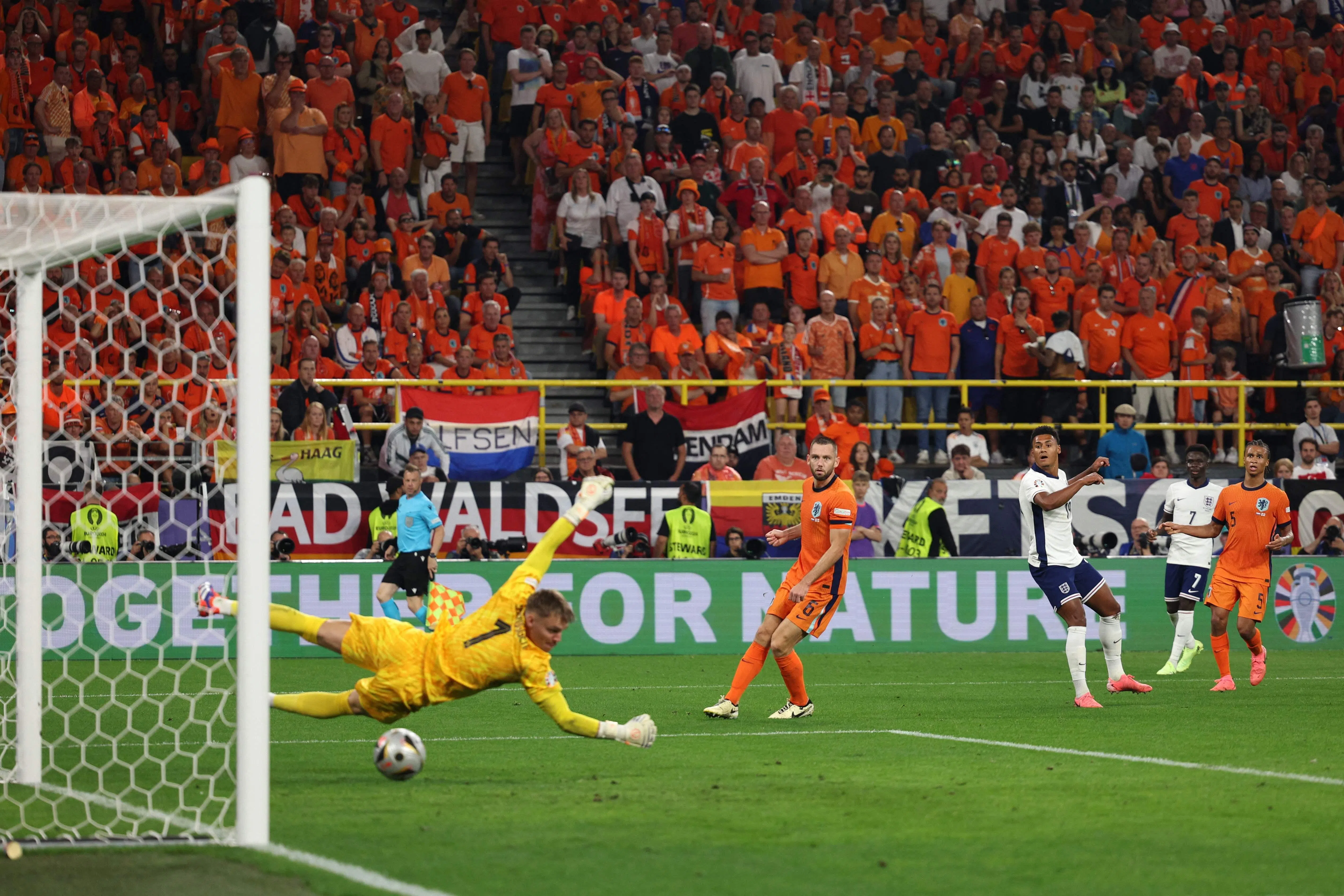 英格兰前锋沃特金斯（右三）低射破门，让英格兰笑到最后。（法新社）