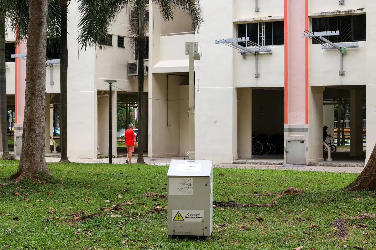 2019年至2021年间，环境局平均每年接到2万9700起高楼抛物的反馈，比2016年至2018年的平均每年1万6800起激增近八成。图为环境局在组屋区增设监察摄像机，拍下违例者犯案的证据。（陈斌勤摄）