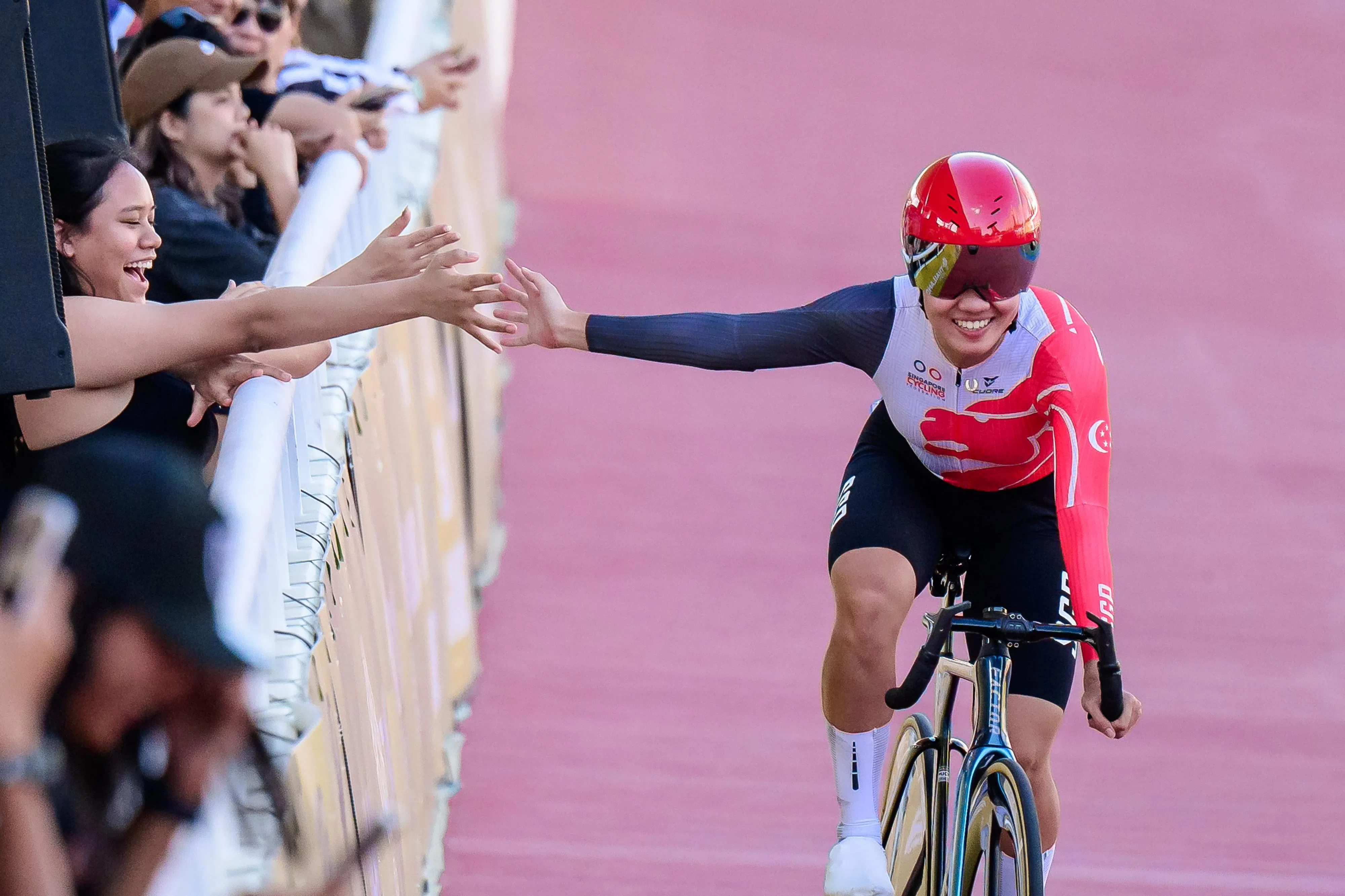 紧张的陈婷在如愿登上领奖台后终于露出了笑容。（新加坡体育理事会提供）