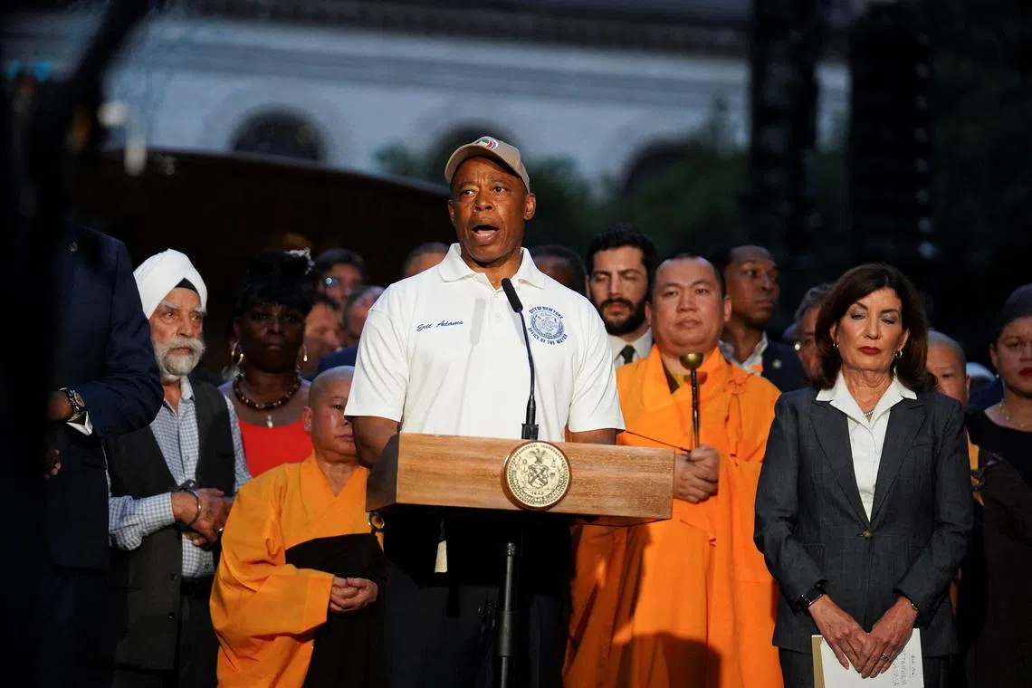 美国市长亚当斯（中）在为了枪击案遇难者举行的守夜活动中致辞。（路透社）