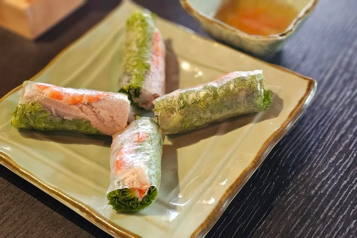 越南脍卷用薄米纸包裹馅料，简单美味。（黄亿敏摄）