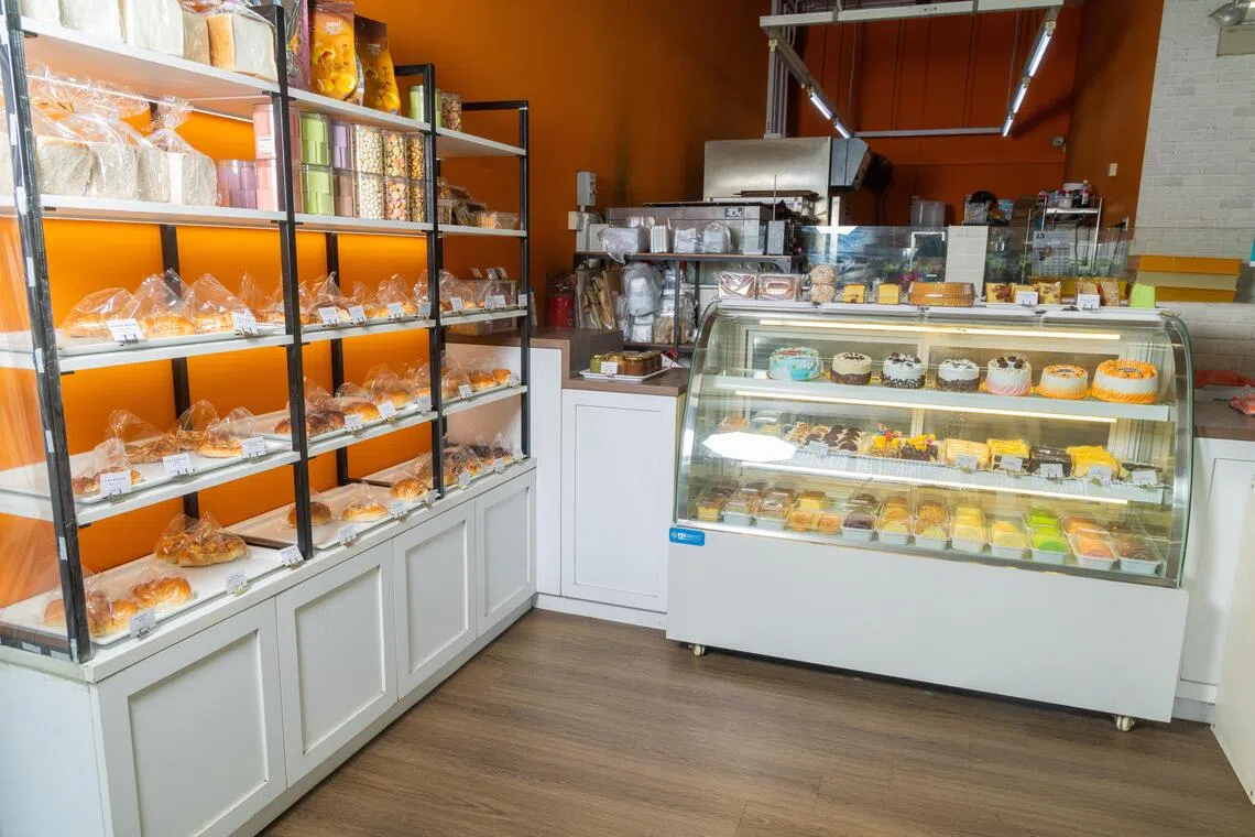 锦茂组屋区的Sweet Hut Bakery，以实惠价格带给顾客更高品质的面包和蛋糕。（吴先邦摄）