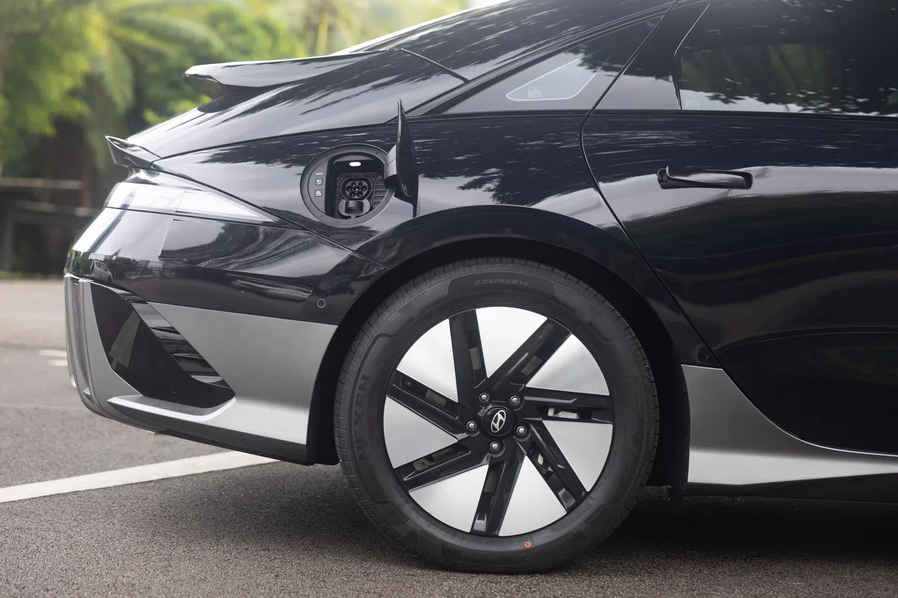 Prestige 77kWh版采用18英寸轮毂，运动感十足。（特约沈康雄摄）