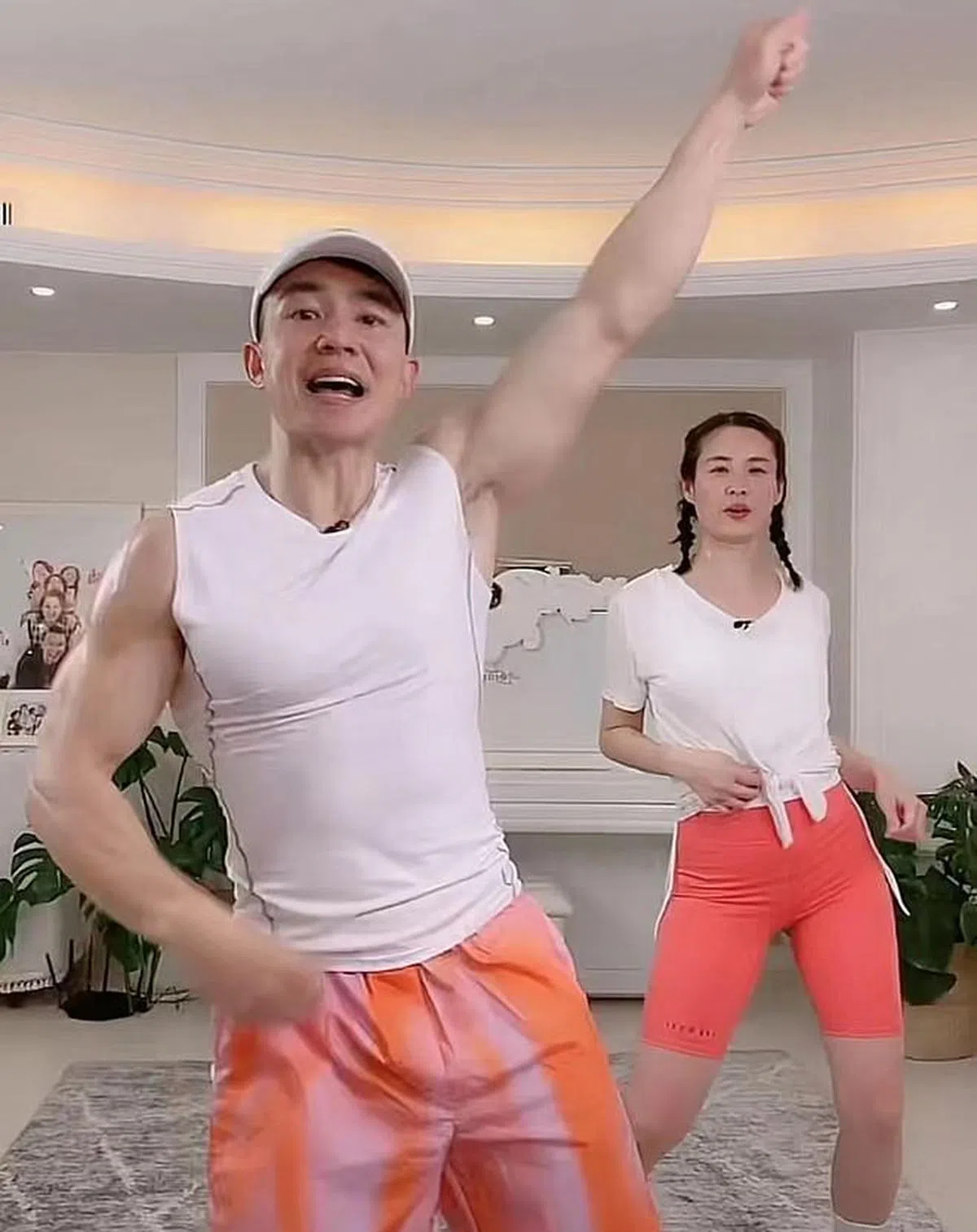 刘畊宏剪掉腋毛后才恢复直播。（视频截图）