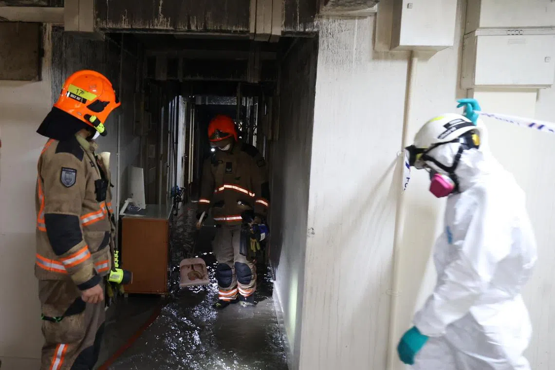 新加坡民防部队说，失火原因正在调查。（庄耿闻摄）