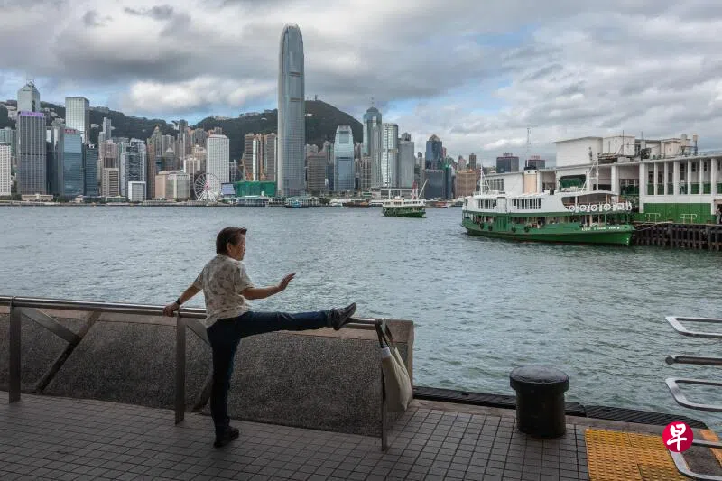 英国《金融时报》报道,西方制裁俄罗斯黄金后,俄罗斯运往香港的黄金在今年大幅增加。图为香港维多利亚港天星码头附近,一名年长女子正在锻炼。 (法新社) 英国《金融时报》报道,西方制裁俄罗斯黄金后,俄罗斯运往香港的黄金在今年大幅增加。图为香港维多利亚港天星码头附近,一名年长女子正在锻炼。 (法新社)