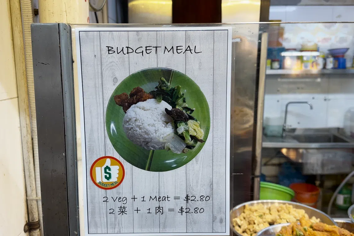 咖啡店业者在调高经济餐价格或更换经济餐选项前都得先获得当局的书面批准。（叶俊颖摄）