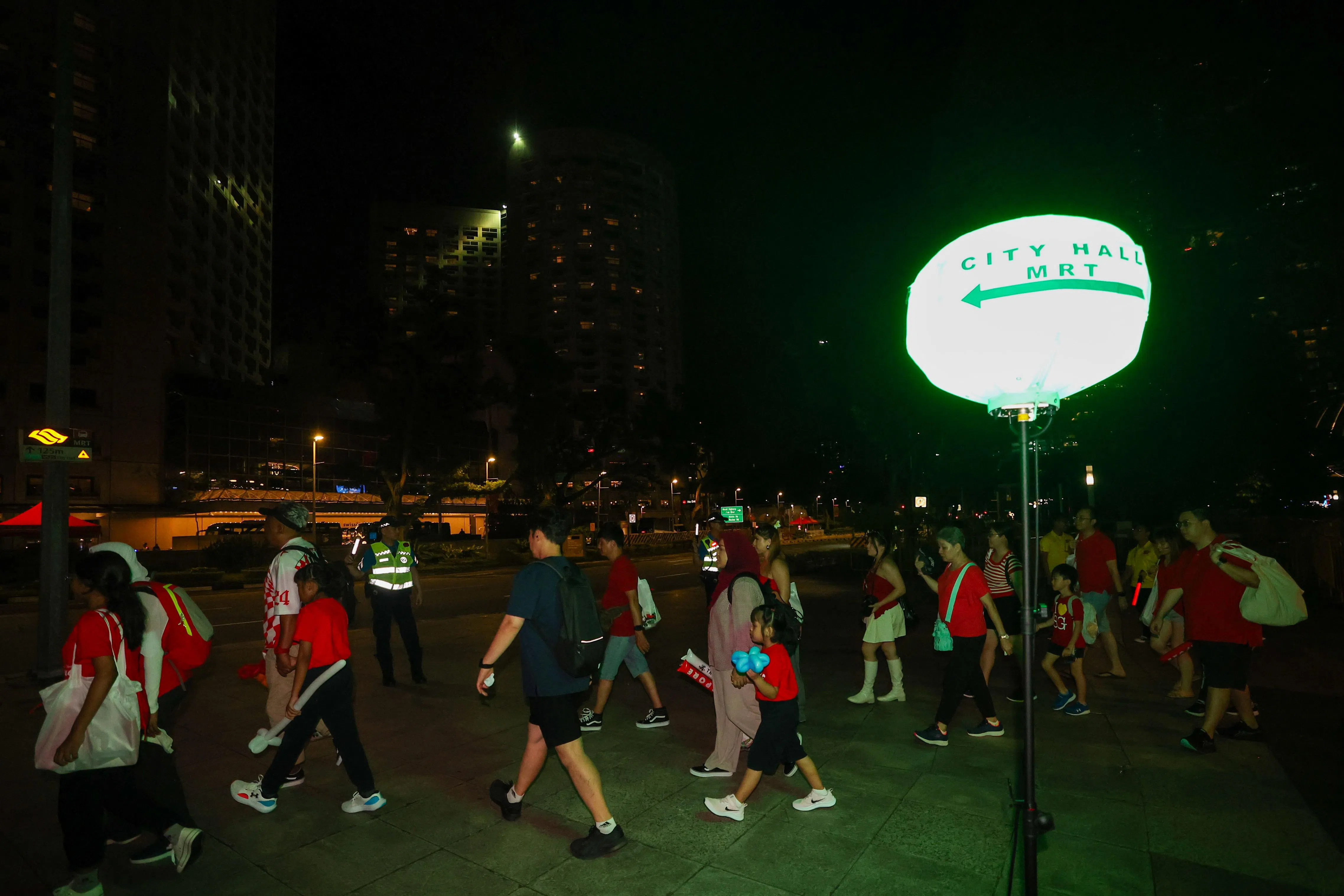 警方将在来福士城周边放置发光气球，引导公众走向最靠近的政府大厦地铁站。（陈斌勤摄 ）