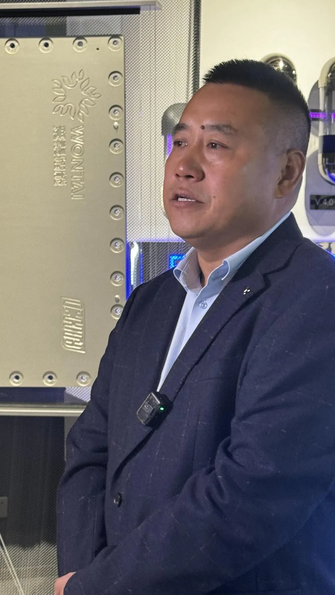 寰泰工业（瓜州）公司总经理李文奎说，全钒液流储能装备就像手机的充电宝，充好以后随时随地就可以把电放出去。（沈泽玮摄）