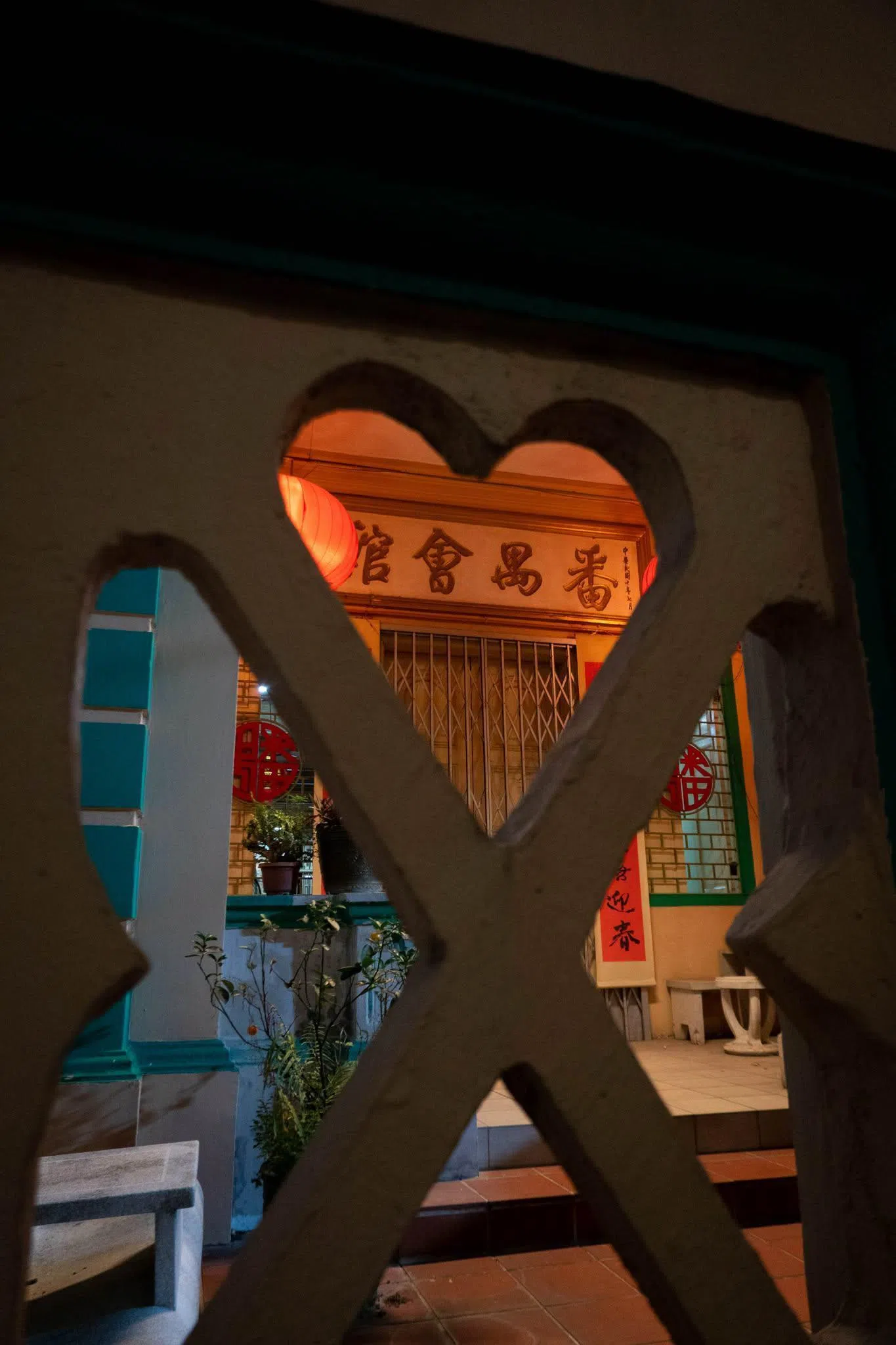 2021年中秋节灯饰亮灯期间，摄于牛车水一带。区内文化地标林立，蕴含深厚历史与传统。（取自李资政脸书）