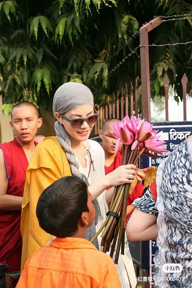 王菲带着太阳眼镜，面露笑容。（小红书截图）